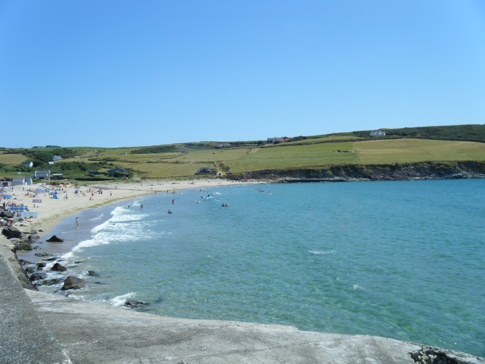 Foto di Red Strand Beach con una superficie del sabbia beige