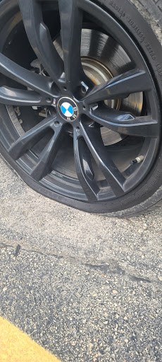 Tire Shop «Discount Tire Store - Schaumburg, IL», reviews and photos, 400 W Higgins Rd, Schaumburg, IL 60195, USA