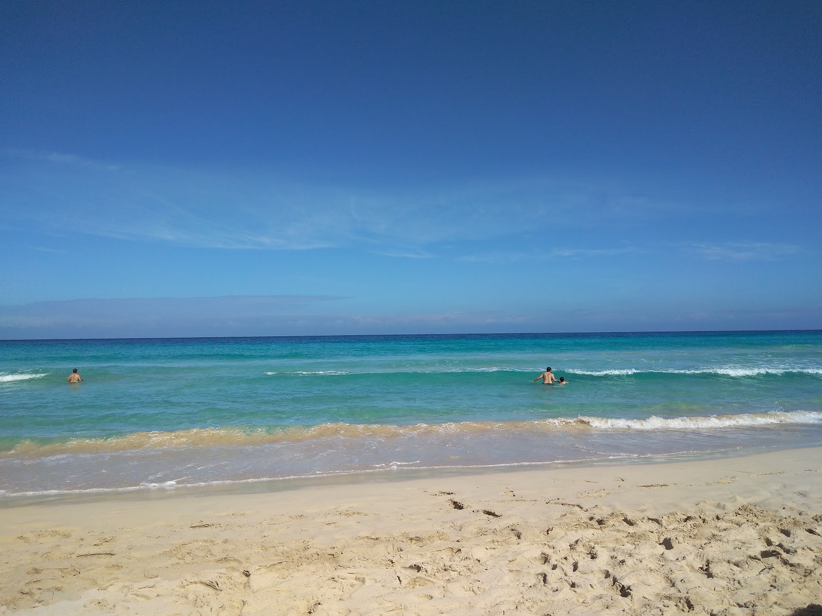 Photo de Playa del Este avec l'eau turquoise de surface