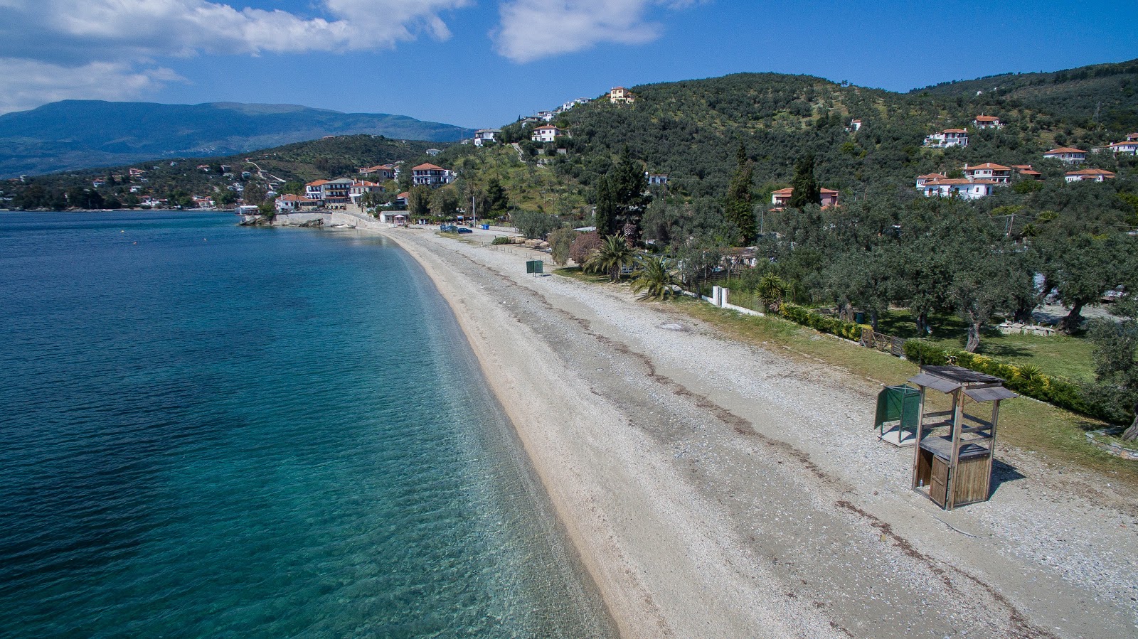 Foto di Ampovos beach con una superficie del acqua verde-blu