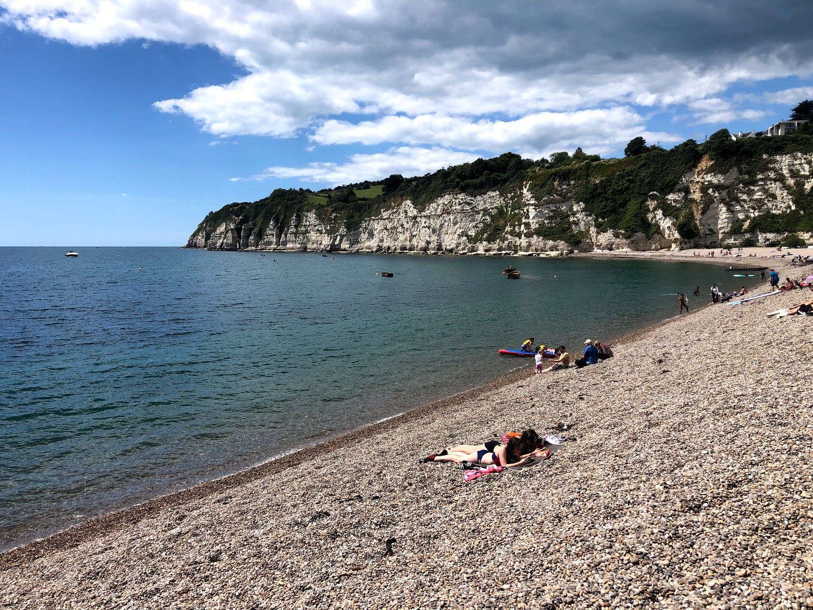 Foto van Beer beach met grijze fijne kiezelsteen oppervlakte