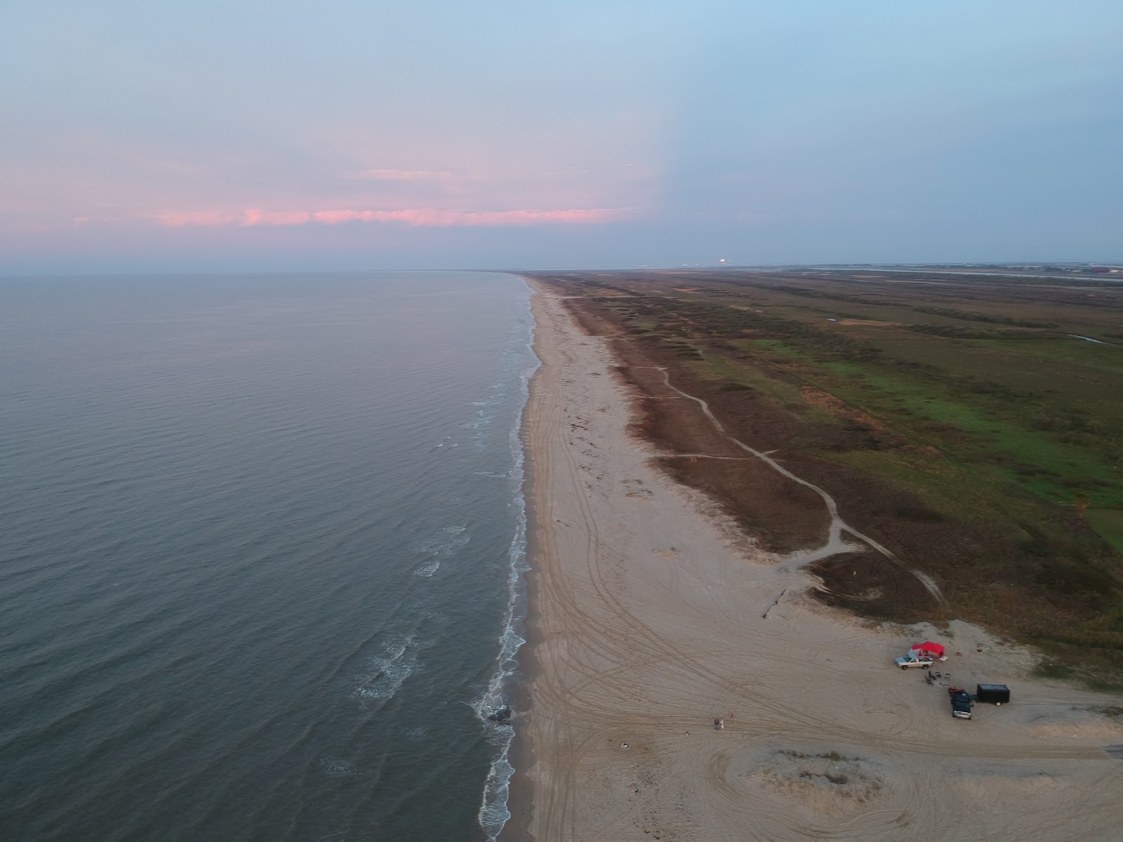 Foto van Mae's beach gelegen in een natuurlijk gebied