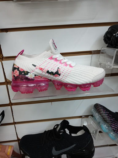 Discount Store «Greenbriar Discount Mall», reviews and photos, 2975 Headland Dr SW, Atlanta, GA 30311, USA