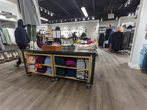 Clothing Store «Banana Republic», reviews and photos, 103 S Washington St, Naperville, IL 60540, USA