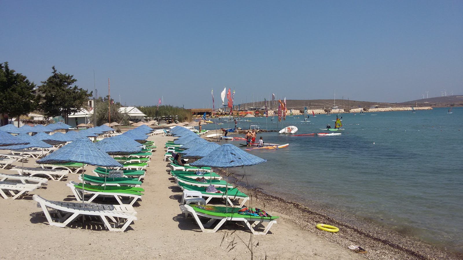 Foto von Alacati Plaji und die siedlung