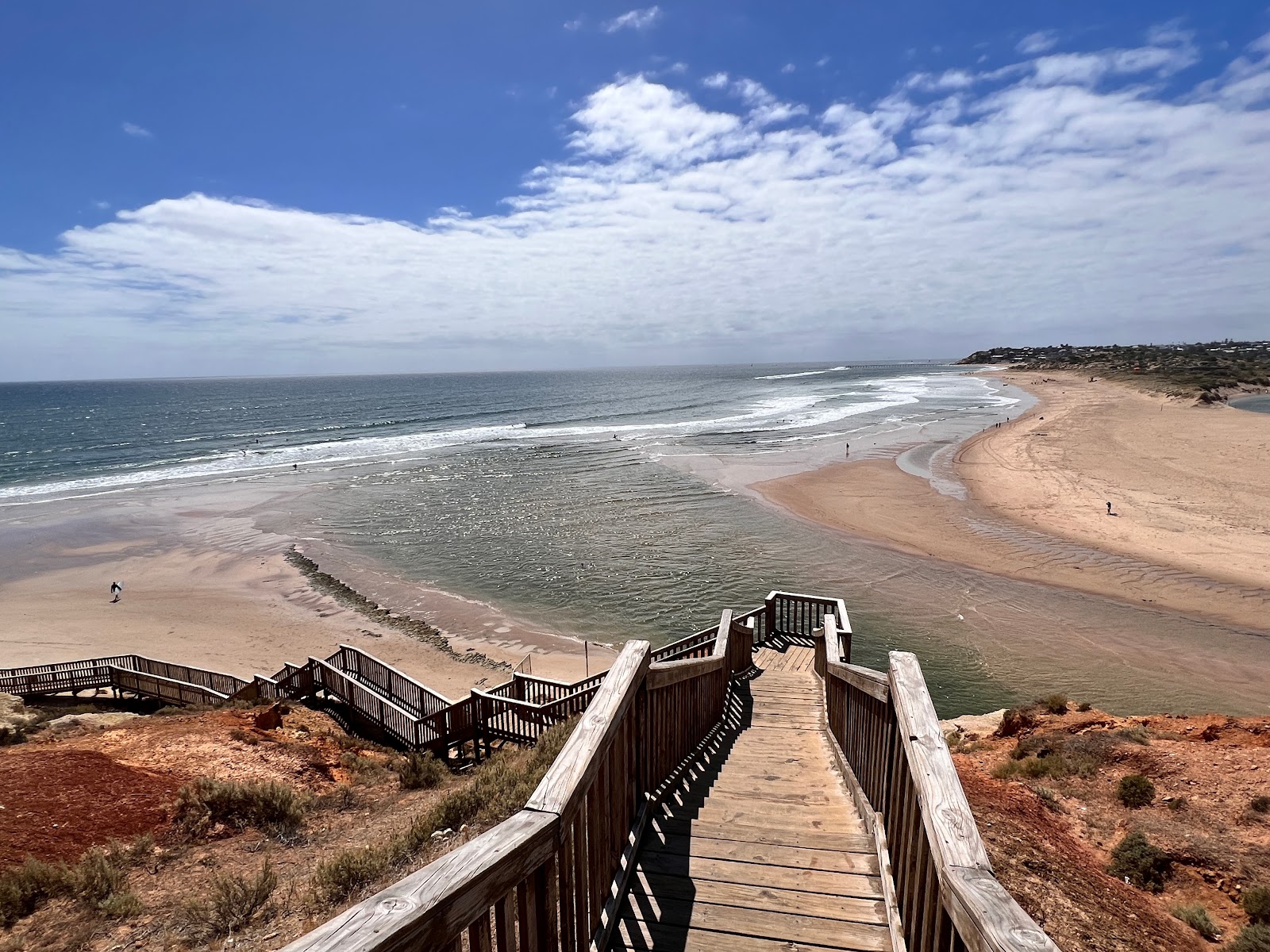 Foto di Southport Beach con una superficie del sabbia beige