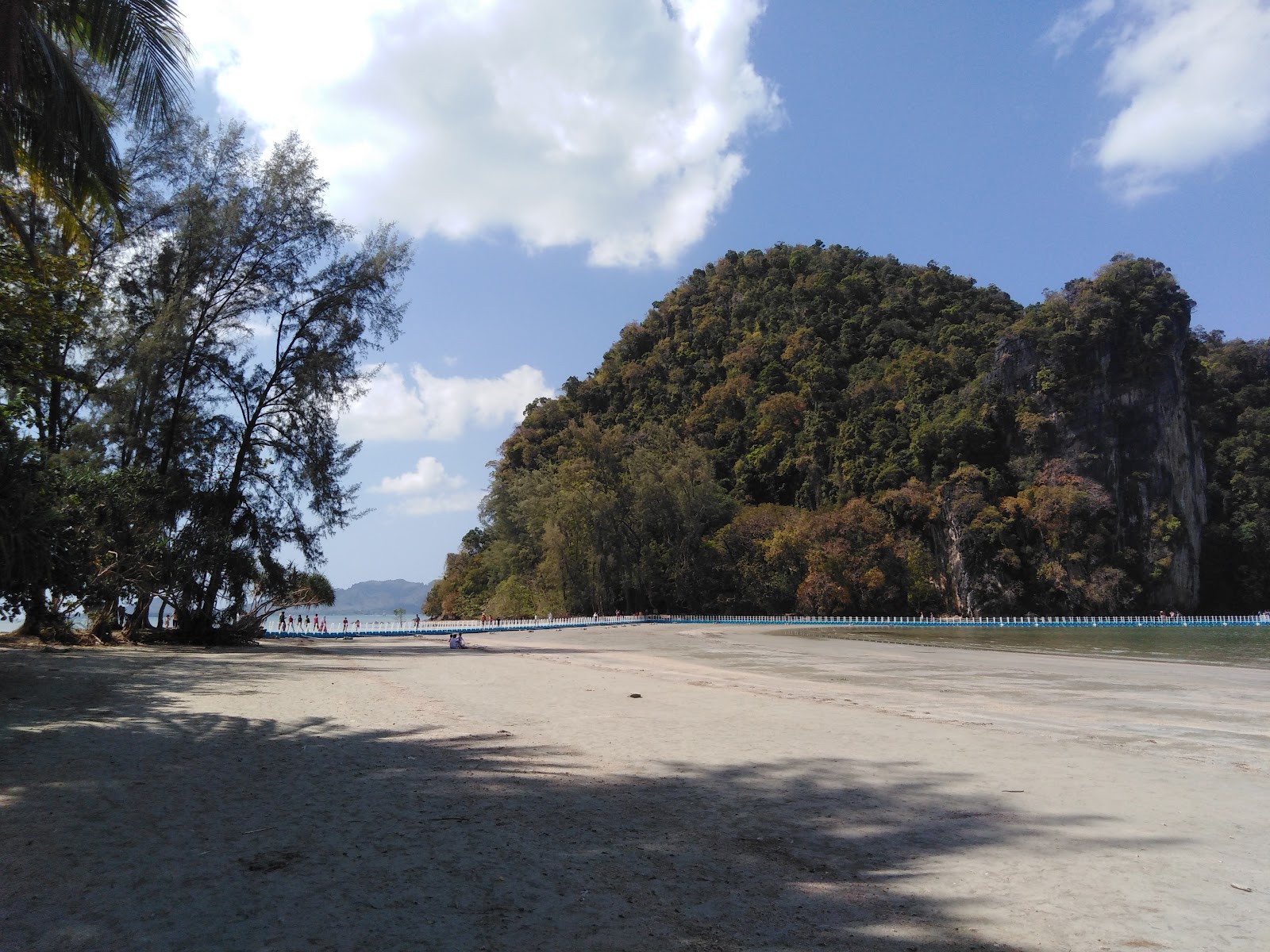 Foto von Koh Bae Na Beach umgeben von Bergen