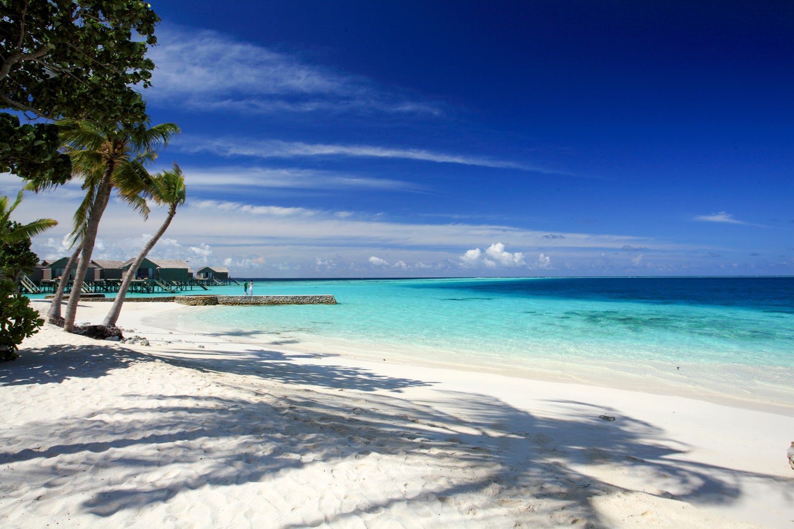 Foto de Praia de Resort Centara Ras Fushi com areia branca superfície