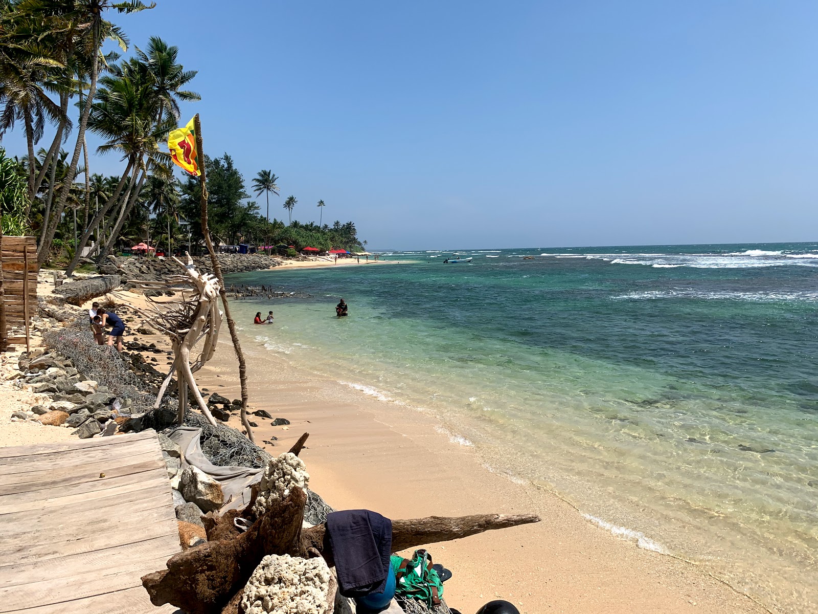 Foto von Madiha Beach und die siedlung