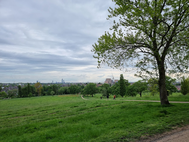 Reviews of Gladstone Park in London - Parking garage