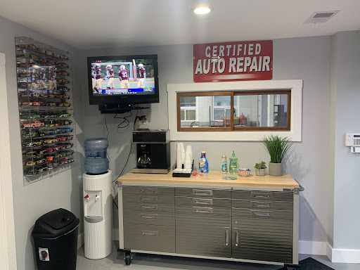 Auto Repair Shop «Michigan Road Auto Center», reviews and photos, 5602 N Michigan Rd, Indianapolis, IN 46228, USA