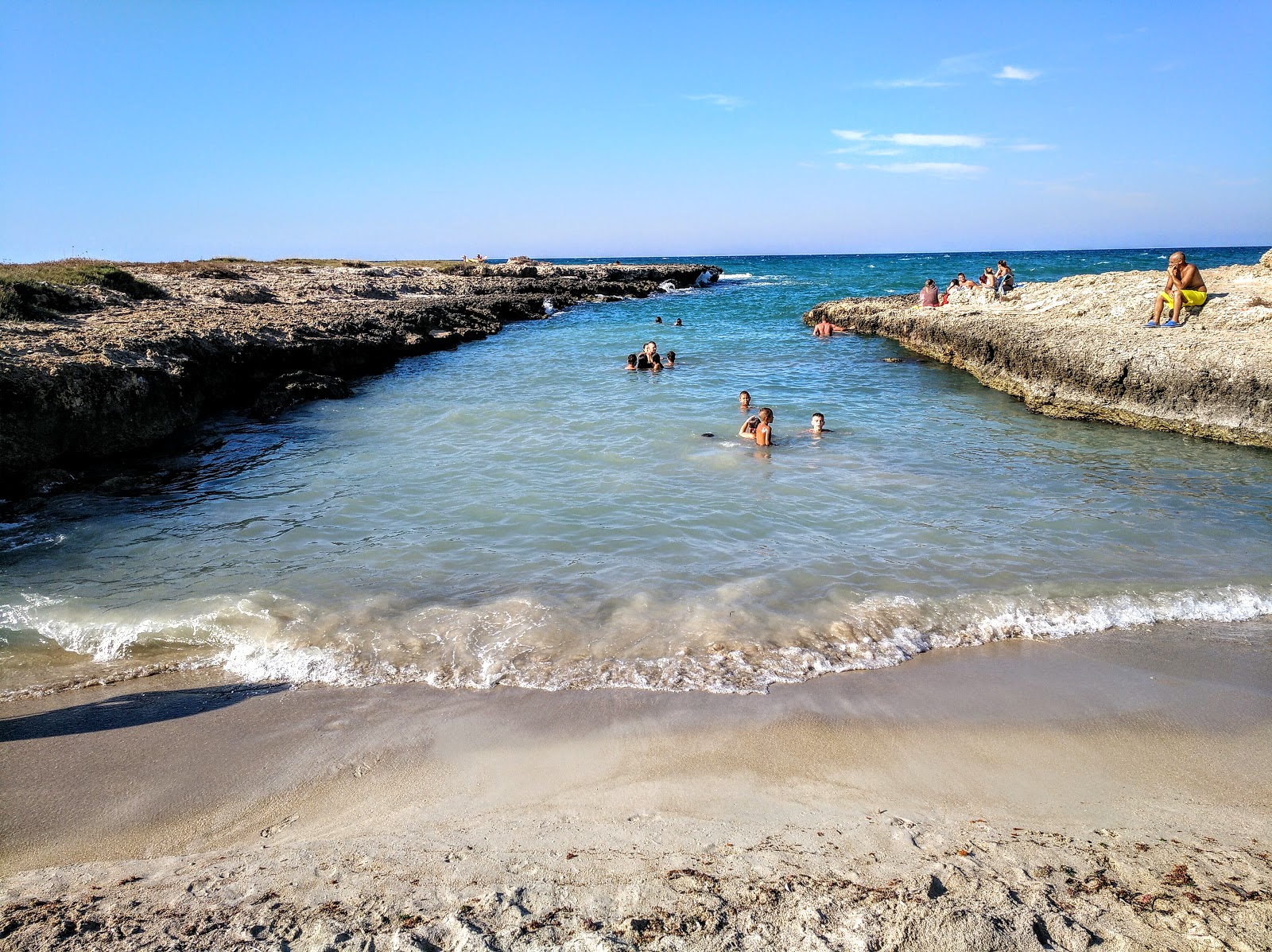 Foto von Costa Merlata beach mit heller sand Oberfläche
