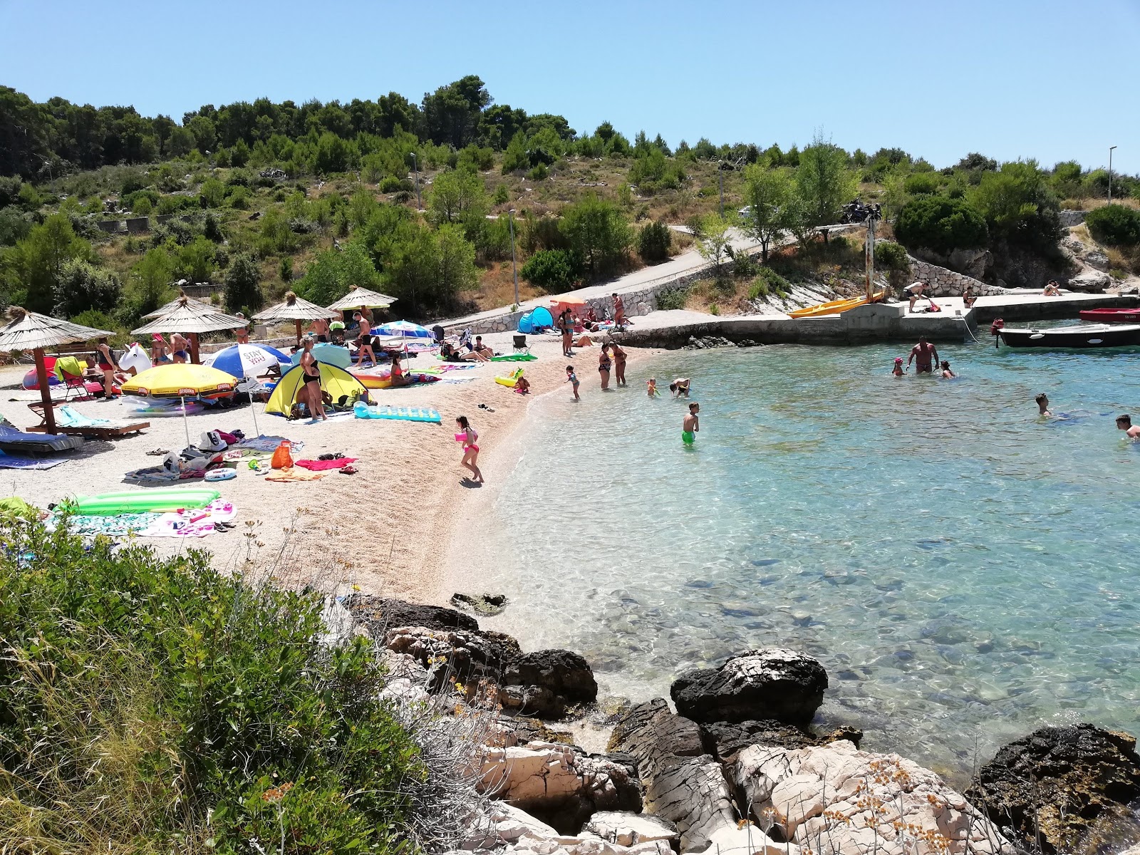 Photo de Bilo beach avec petite baie