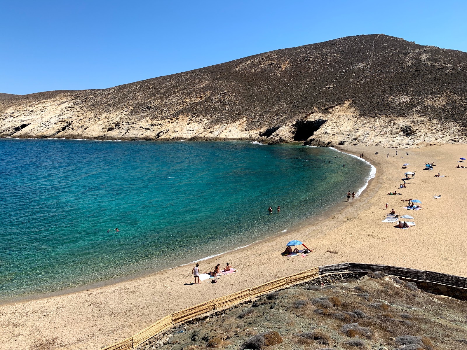 Fokos beach'in fotoğrafı mavi saf su yüzey ile