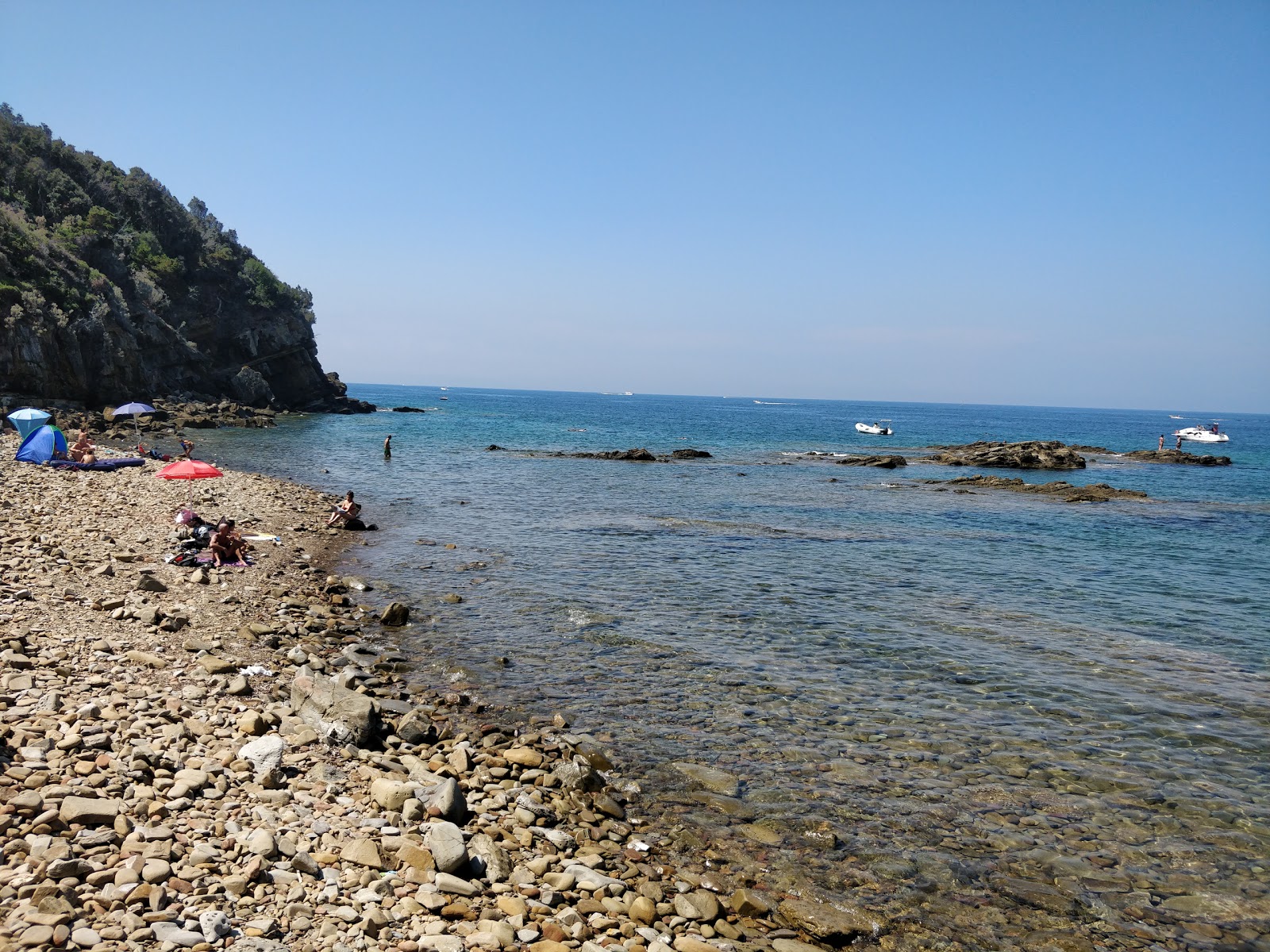 Cala San Quirico'in fotoğrafı mavi sular yüzey ile