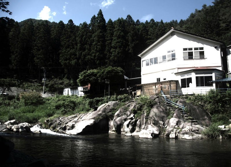 earth hostel: the riverhouse