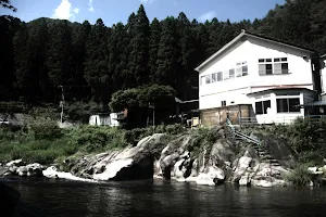 earth hostel: the riverhouse image