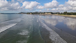 Foto van Orewa Beach met hoog niveau van netheid