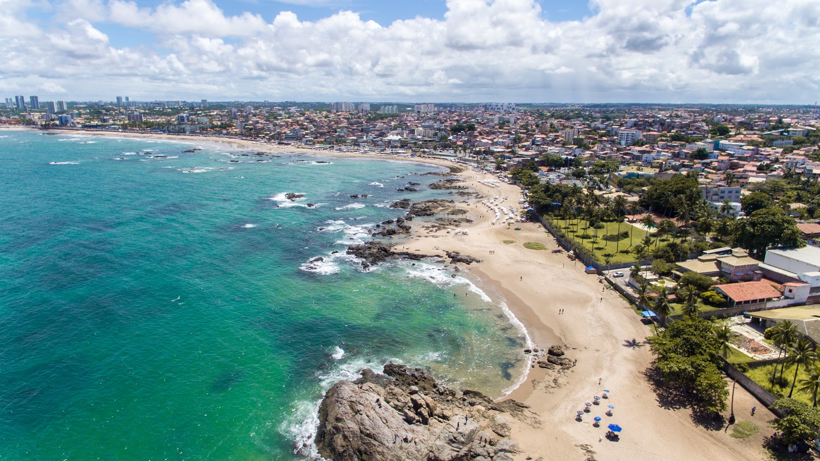 Fotografie cu Praia de Itapuã cu o suprafață de nisip beige