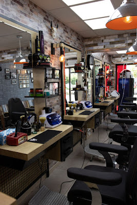 Coiffeur de la gare à Poissy