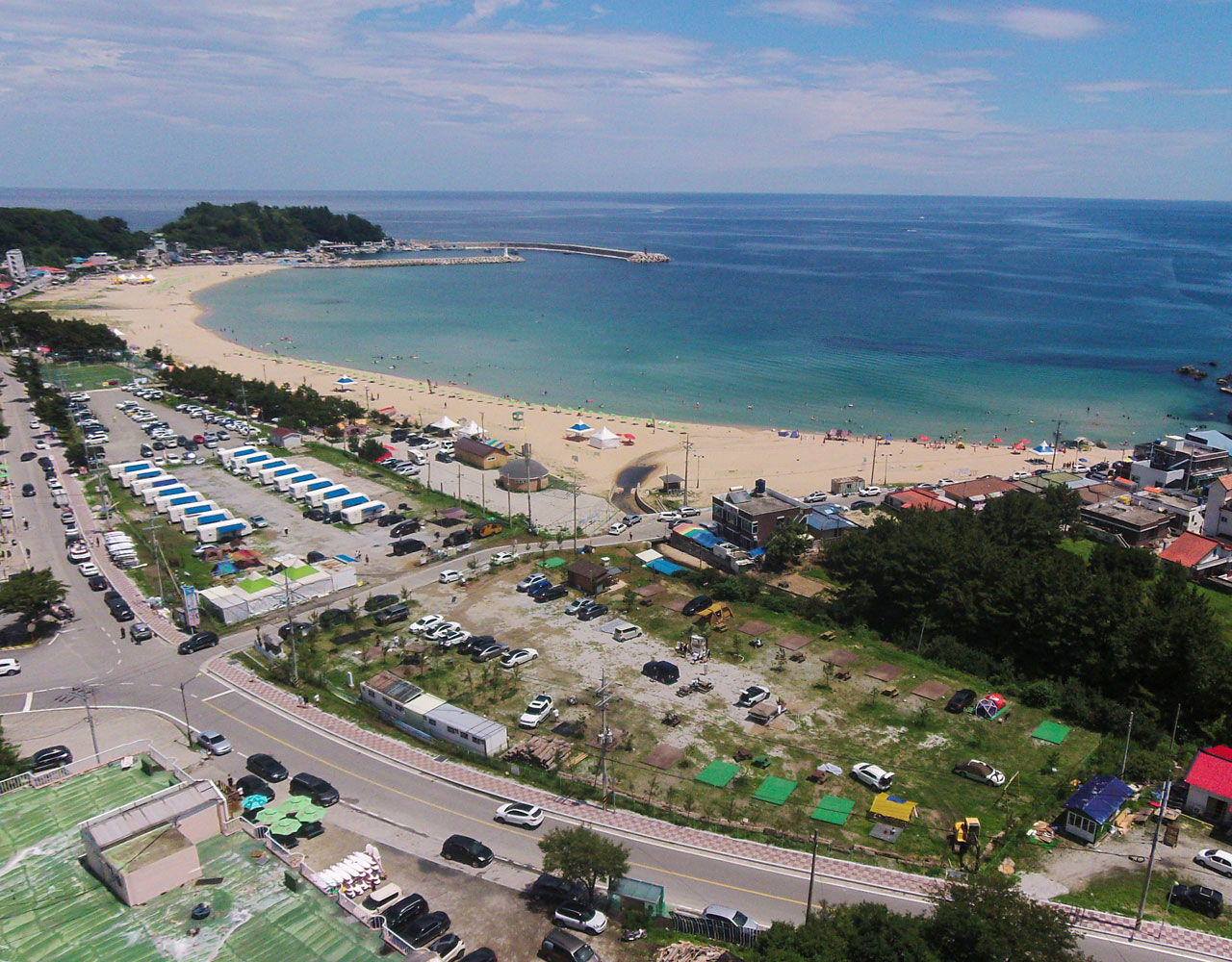 Jukdo Beach的照片 带有宽敞的海岸