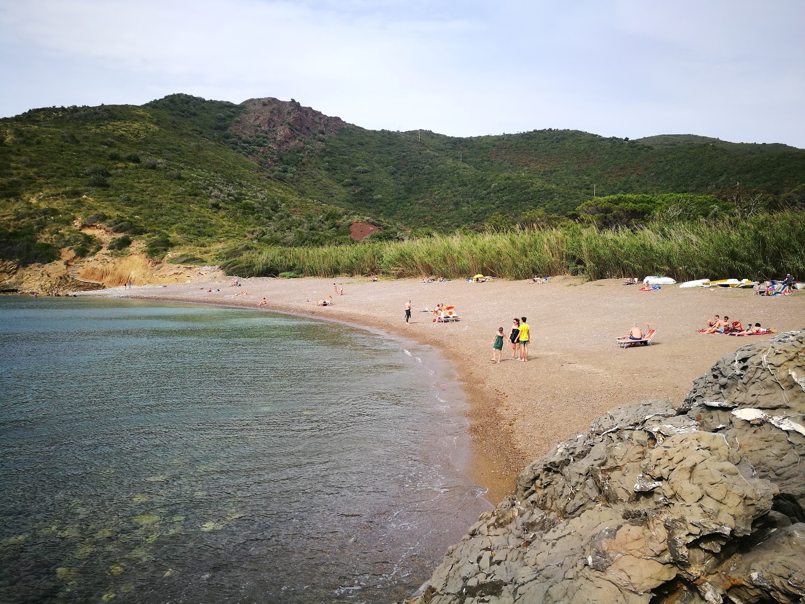 Foto von Nisportino beach mit türkisfarbenes wasser Oberfläche