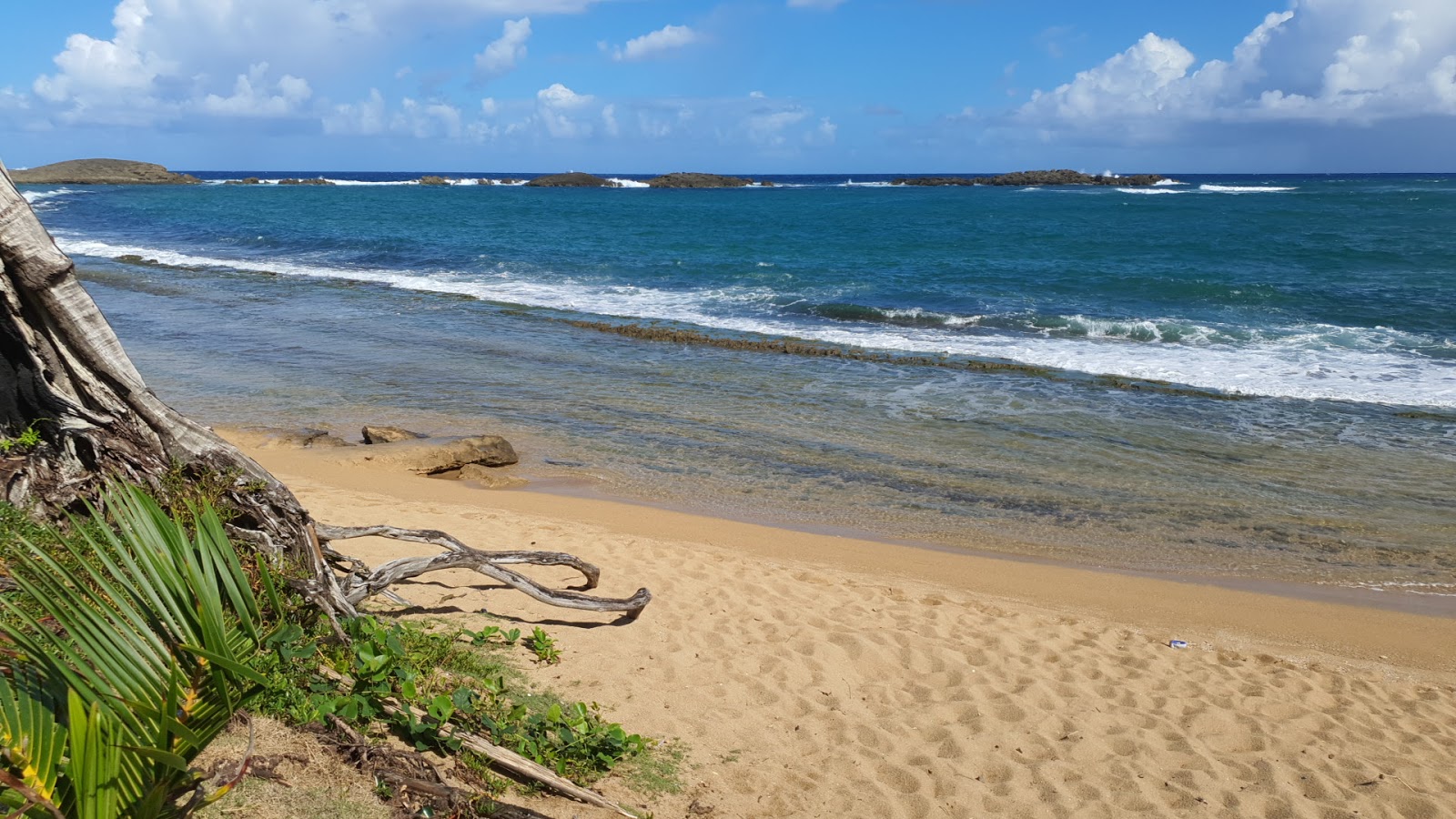 Foto von Playa de Vega Baja mit blaues wasser Oberfläche