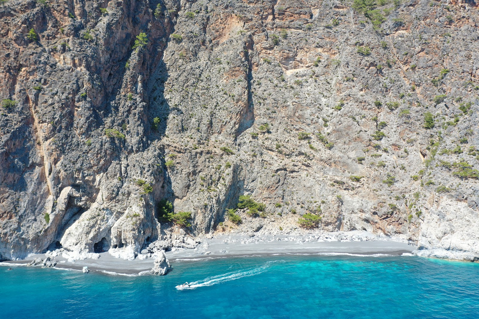 Foto av Monk beach med hög nivå av renlighet