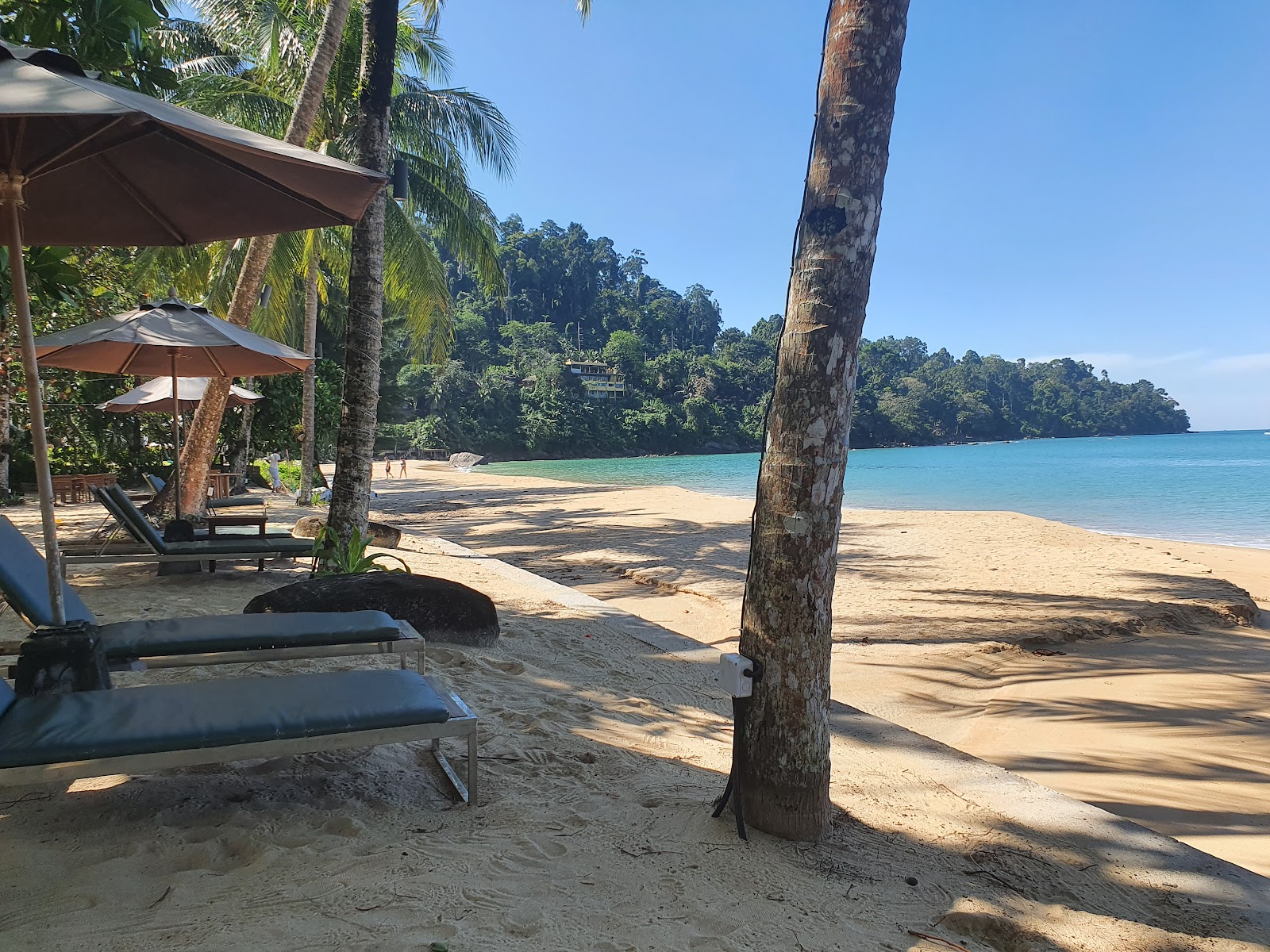 Khaolak Beach'in fotoğrafı geniş bir kıyı şeridi ile birlikte
