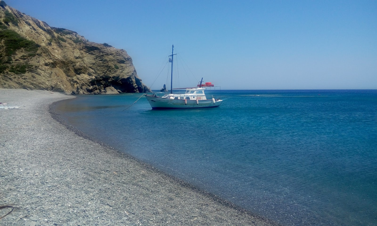 Nati beach'in fotoğrafı dağlarla çevrili