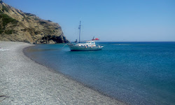 Nati beach'in fotoğrafı dağlarla çevrili
