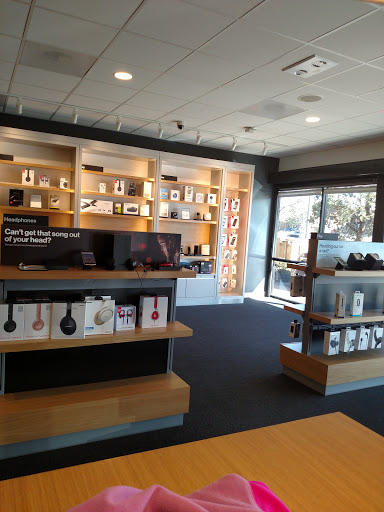 Cell Phone Store «Verizon», reviews and photos, 1113 S Abilene St #104, Aurora, CO 80012, USA