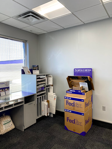 Shipping and Mailing Service «FedEx Ship Center», reviews and photos, 41390 W 11 Mile Rd, Novi, MI 48375, USA