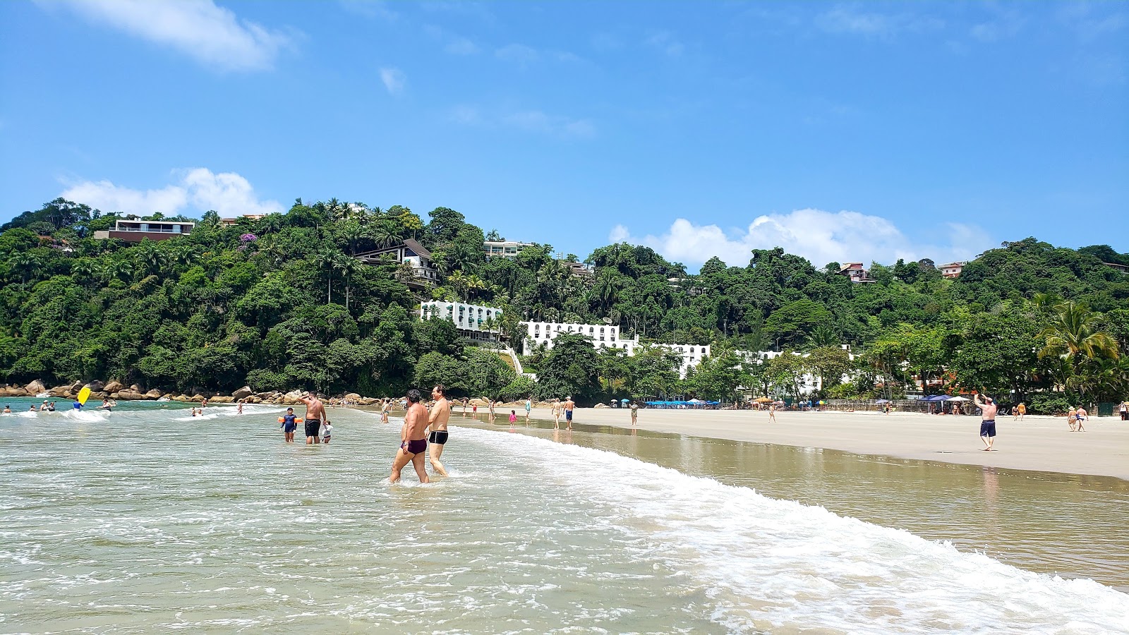 Foto van Praia das Toninhas met recht en lang