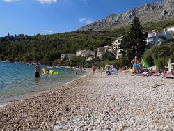 Foto von Plaza Stanici von Klippen umgeben