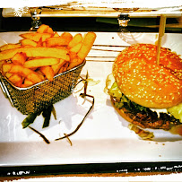 Hamburger du Restaurant 𝐋𝐚 𝐓𝐚𝐯𝐞𝐫𝐧𝐞 𝐌𝐞𝐭𝐳 𝑇𝑎𝑏𝑙𝑒 𝑑𝑒 𝐶𝑎𝑟𝑎𝑐𝑡è𝑟𝑒 à Metz - n°7