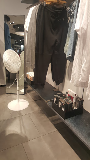 Clothing Store «GUESS», reviews and photos, 736 Collins Ave, Miami Beach, FL 33139, USA