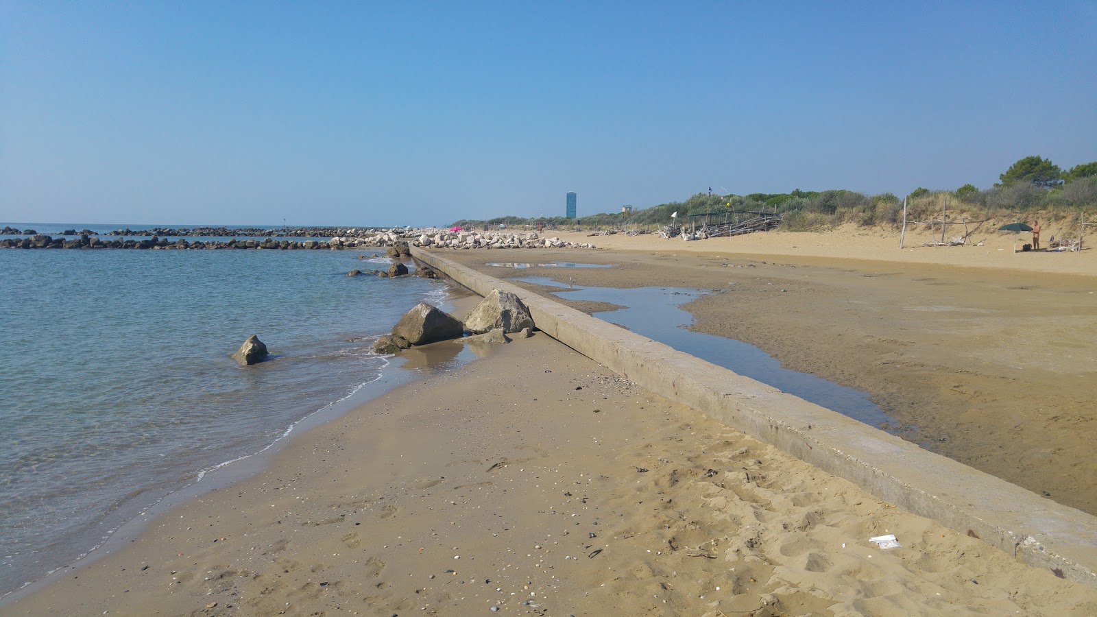 Spiaggia del Mort的照片 带有长多海湾