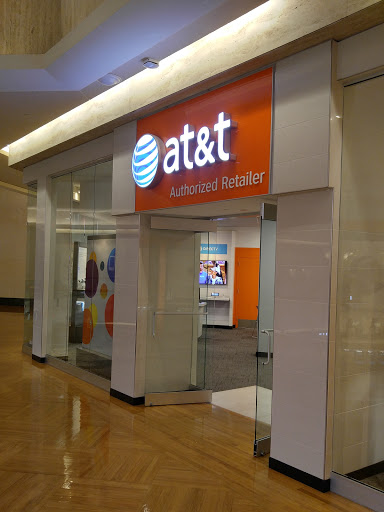 Cell Phone Store «AT&T Authorized Retailer», reviews and photos, 2004 Northbrook Ct, Northbrook, IL 60062, USA