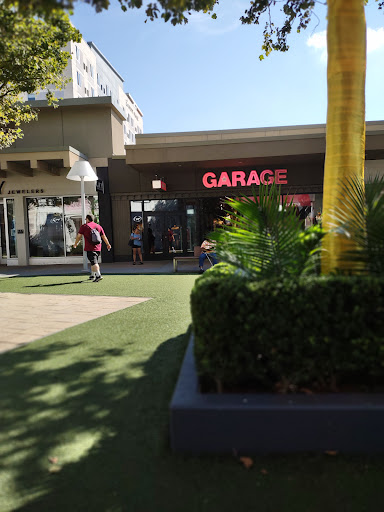 Shopping Mall «Central Plaza Shopping Center», reviews and photos, 2550 Central Park Ave, Yonkers, NY 10710, USA