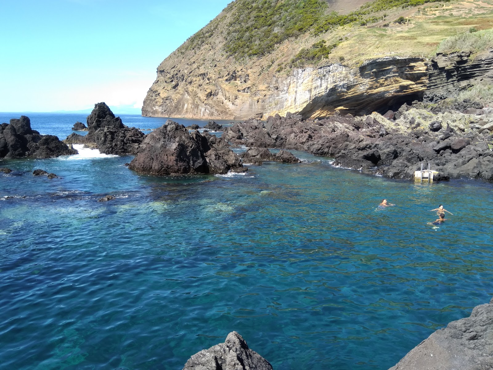 Piscinas Naturais da Preguica的照片 带有一条直的海岸线