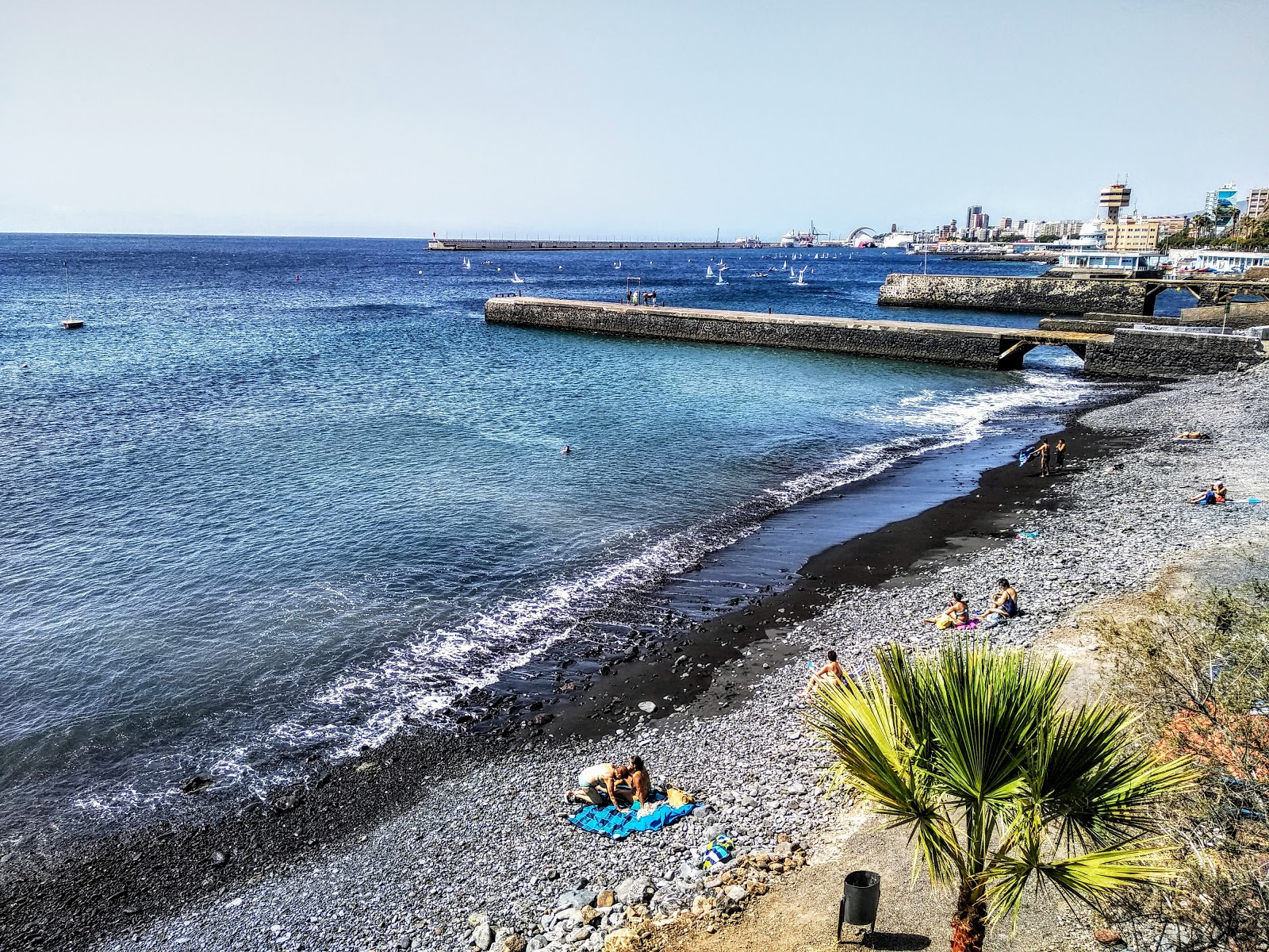 Foto av Playa Valleseco med harmaa hiekka ja kivi yta