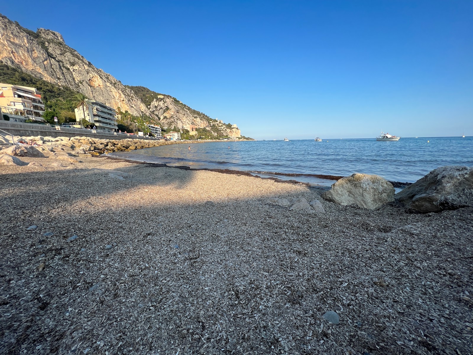 Photo of Plage pour les Chiens with short straight shore