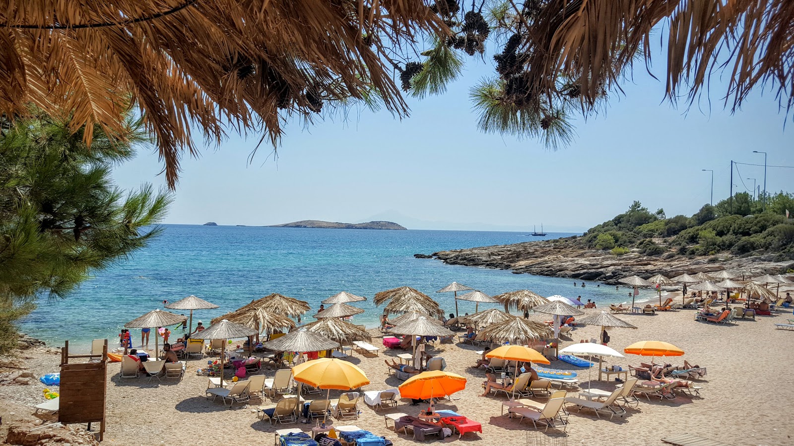 Foto de Astrida beach con agua cristalina superficie