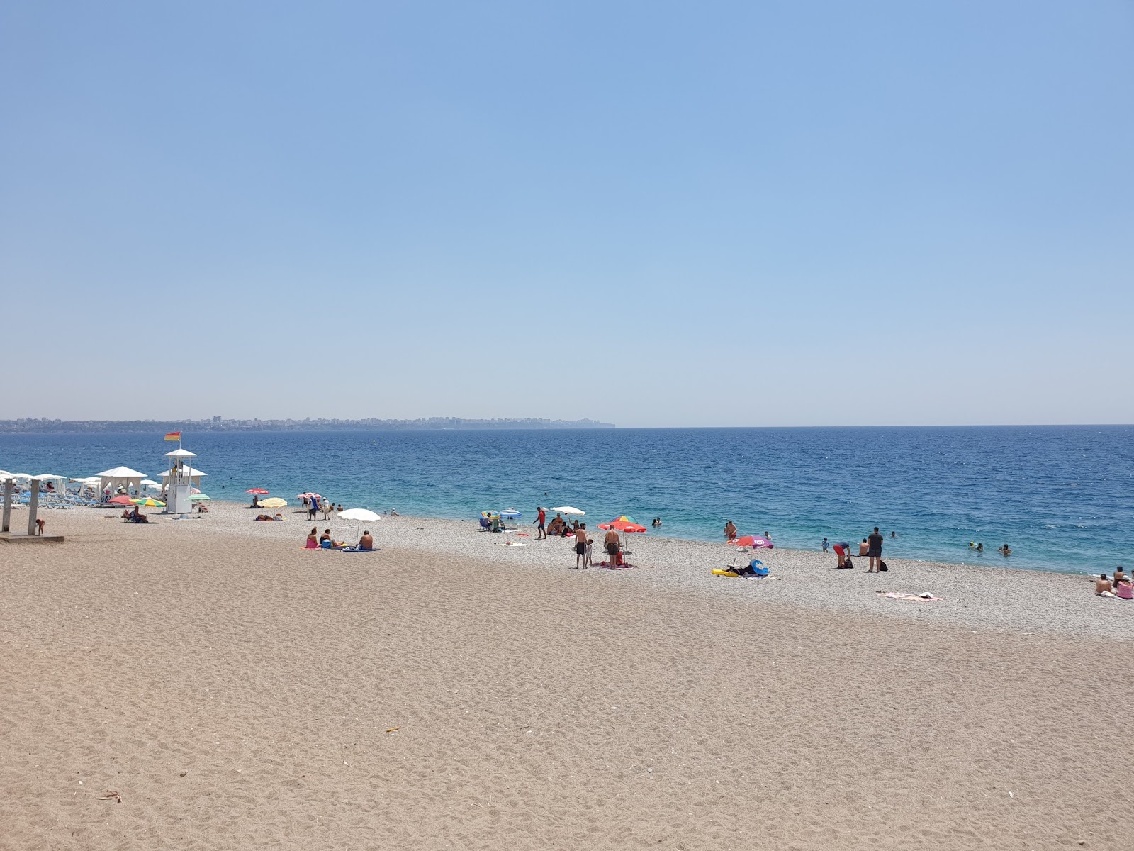 坎亚尔蒂海滩的照片 带有蓝色纯水表面