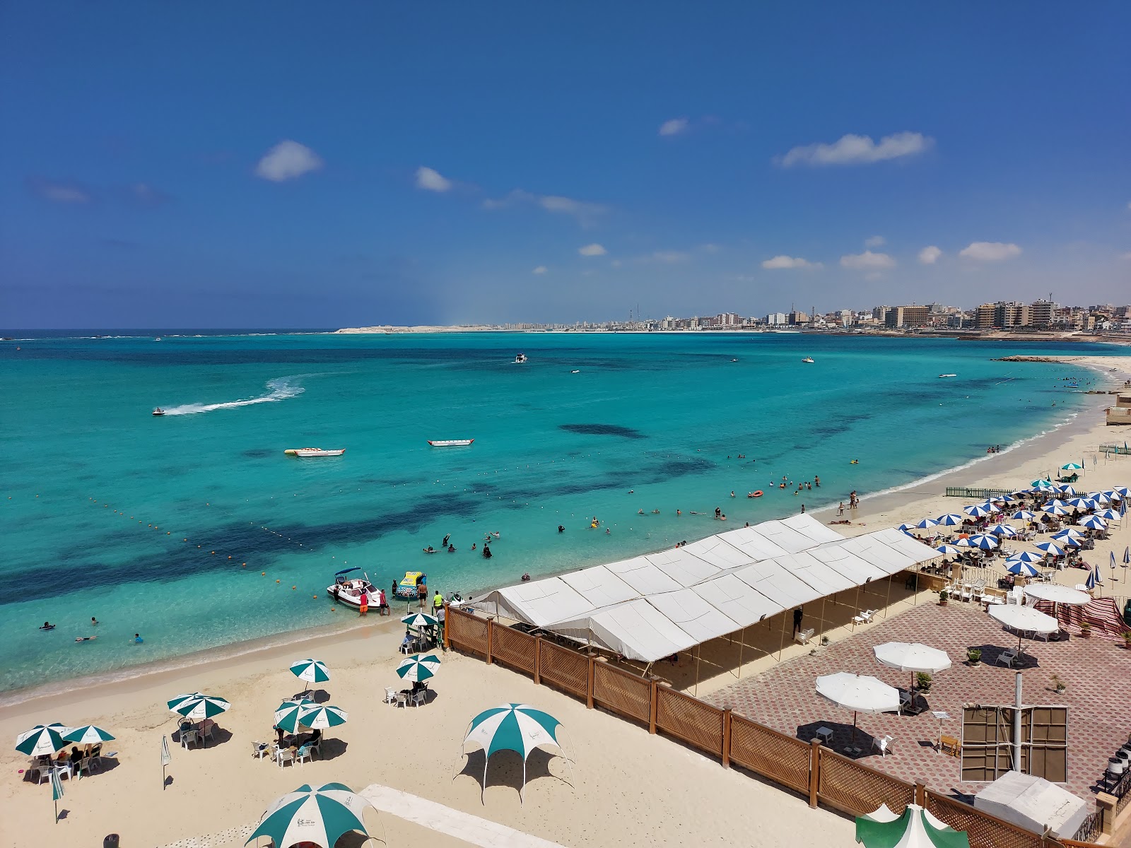 Foto di Beau site Beach con una superficie del sabbia beige fine