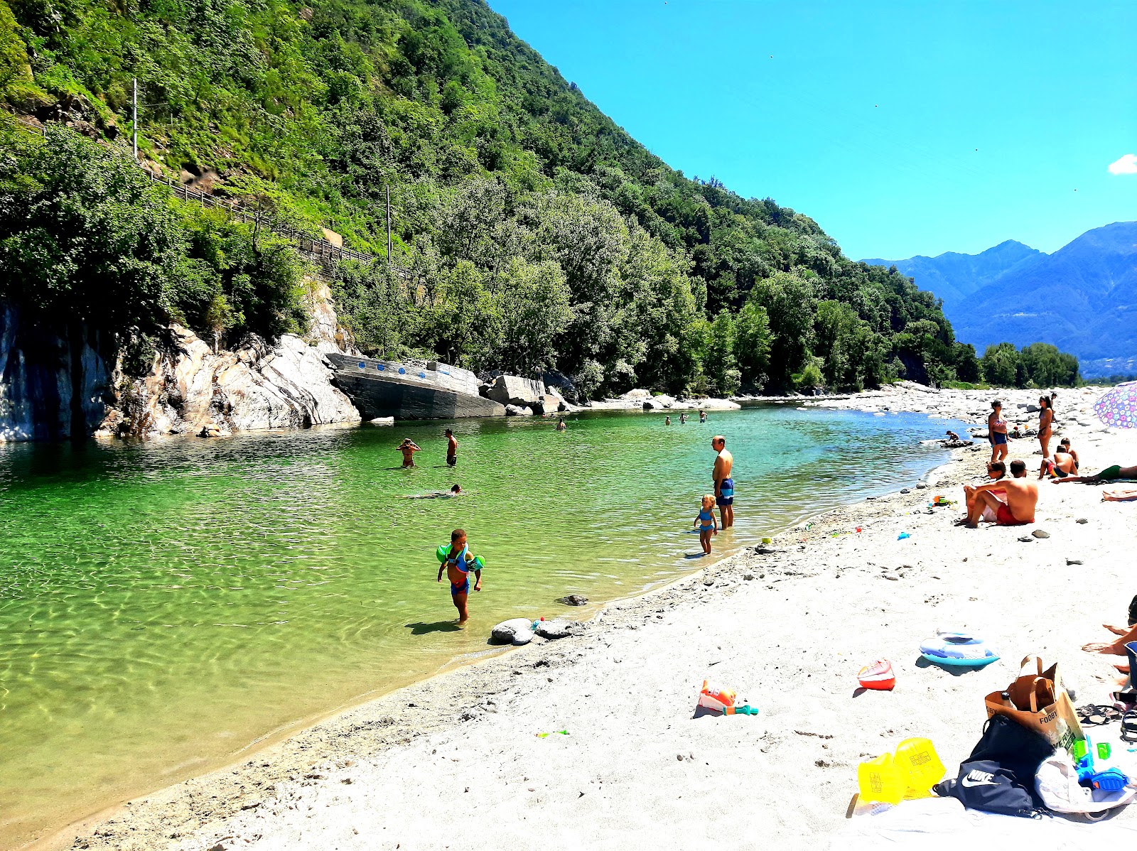 Foto van Spiaggia del Meriggio el Merisg met turquoise puur water oppervlakte