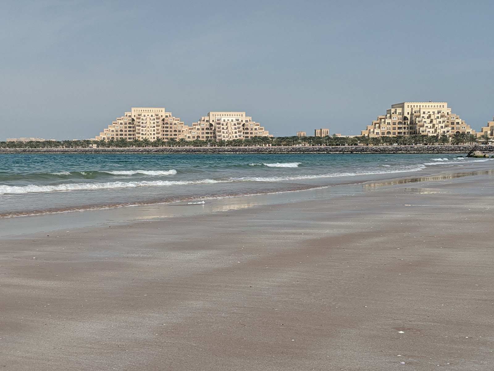 Foto di Ras Al Khaimah Public con una superficie del sabbia luminosa