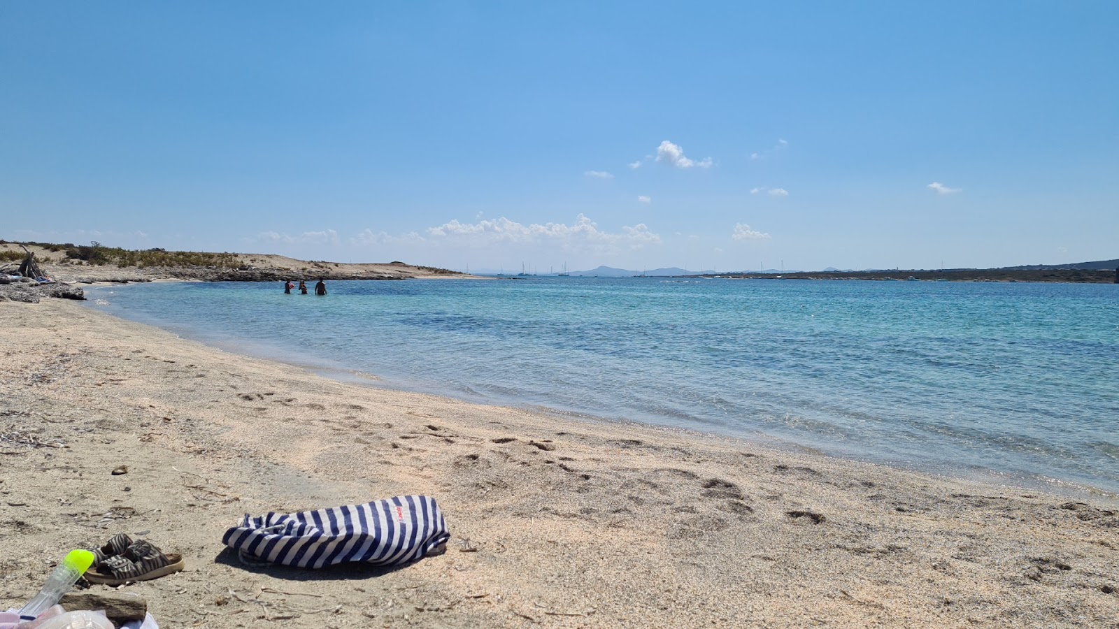 Spiaggia dello Spalmatore all'Asinara'in fotoğrafı mavi saf su yüzey ile