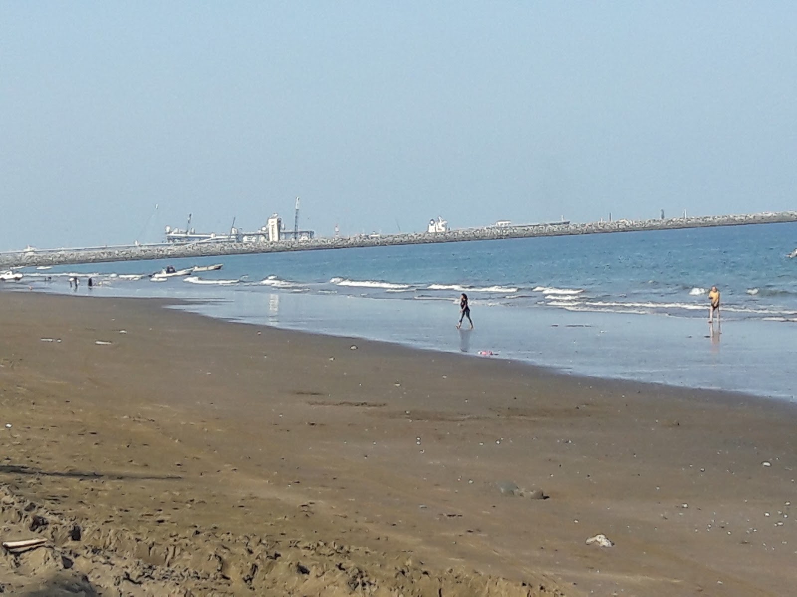 Foto di Fujairah Corniche Beach con una superficie del sabbia beige